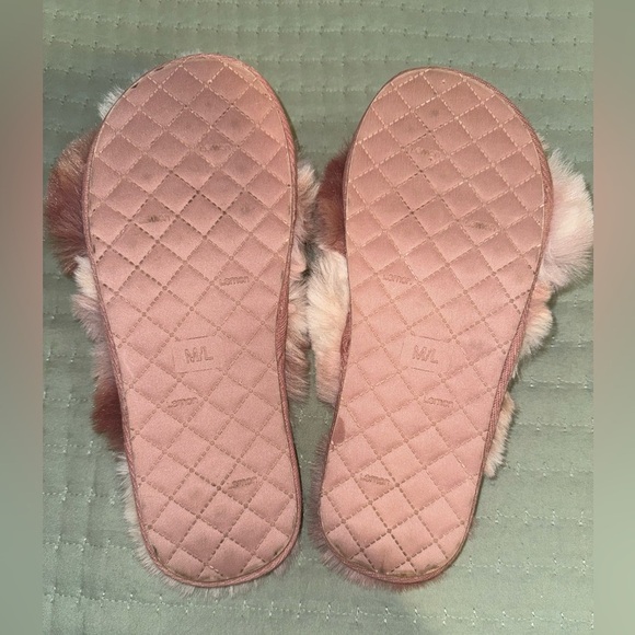 LEMON FAUX FUR SLIPPERS Size M/L. Some spots on the bottom Soft and cozy worn 1X - Picture 5 of 8
